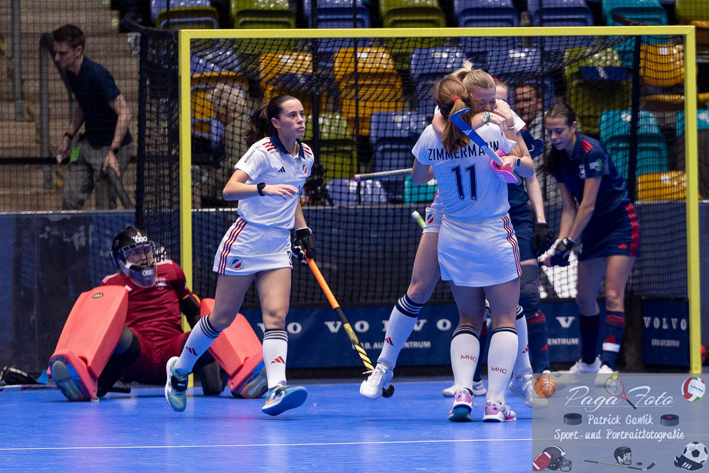 Volvo E.R.B. Final 4 Halbfinale Frauen: Mannheimer HC - Düsseldorfer HC, 25.01.2025 | Sonja Zimmermann (Mannheimer HC #11) & Verena Neumann (Mannheimer HC #19) & Carolin Seidel (Mannheimer HC #32) bejubeln das Tor / den Treffer zum 5:4 für Mannheim, Mannheimer HC - Düsseldorfer HC, Frankfurt, Süwag Arena, 25.1.2025 - Realisiert mit Pictrs.com