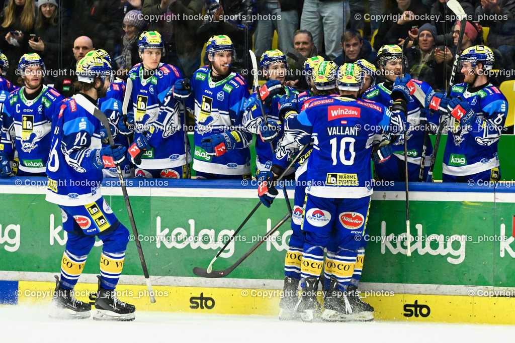 EC IDM Wärmepumpen VSV vs. STEINBACH BLACK WINGS LINZ  | Jubel EC VSV Mannschaft, #22 SCHERBAK Nikita EC VSV, #26 VAN NES Guus EC VSV, #10 VALLANT Thomas EC VSV, EC IDM Wärmepumpen VSV vs. STEINBACH BLACK WINGS LINZ , EC IDM Wärmepumpen VSV vs. STEINBACH BLACK WINGS LINZ  am 28.01.2025 in Villach (Stadthalle Villach), Austria, (Photo by Bernd Stefan)
