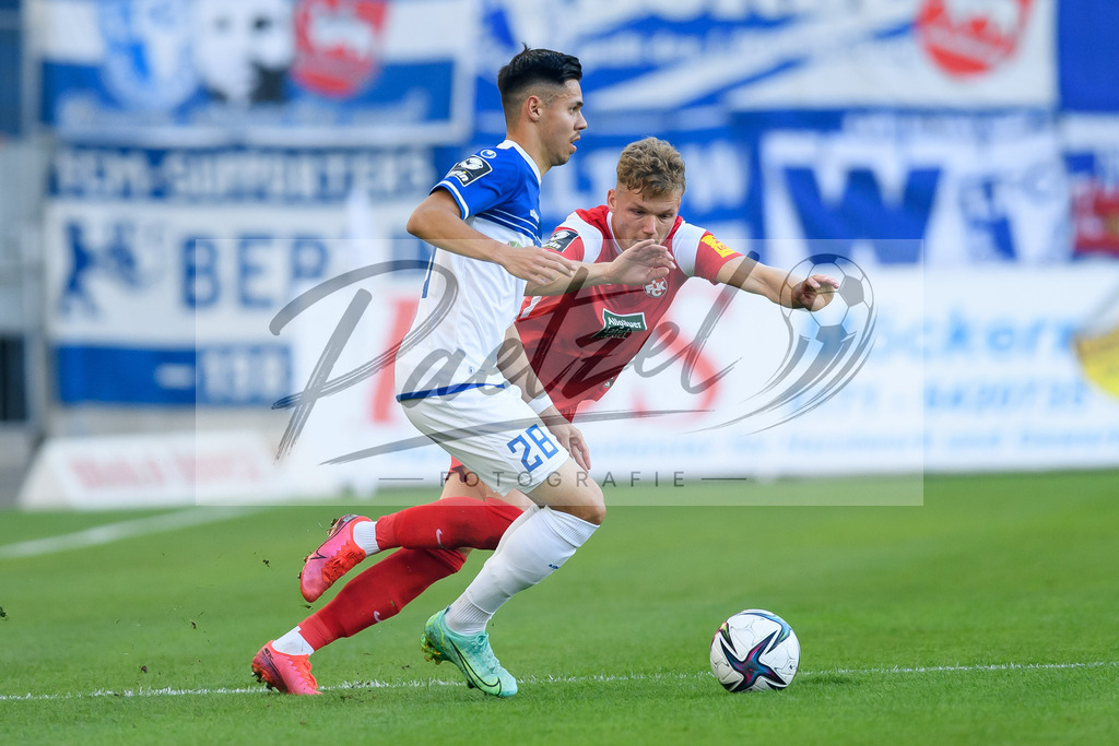 FCMFCK20210904_015 | Fussball, Herren: Raphael Obermair (1. FC Magdeburg) und Philipp Hercher (1. FC Kaiserslautern) im Zweikampf beim Spiel der 3. Liga zwischen 1. FC Magdeburg und 1. FC Kaiserslautern in der MDCC-Arena am 04.09.2021 in Magdeburg, Deutschland.DFB / DFL REGULATIONS PROHIBIT ANY USE OF PHOTOGRAPHS AS IMAGE SEQUENCES AND/OR QUASI-VIDEO. - Realisiert mit Pictrs.com