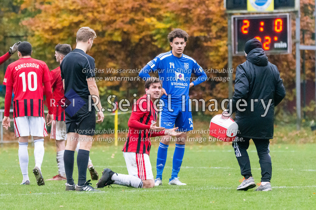 Fußball, Saison 2022/23, Oberliga Hamburg, WTSV Concordia Hamburg - Niendorfer TSV, Sportpark Hinschenfelde (Hamburg), 13.11.2022, 19. Spieltag | Steven Kröner (#5, Concordia) weiß nicht, warum er vom Platz gebracht werden soll. Neben ihm: Florian Potter (Schiedsrichter), Leandro Joaquin Kreit Casale (#14, NTSV)