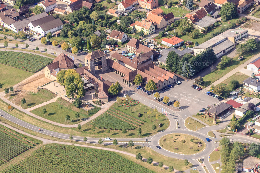 Luftbild: Deutsches Weintor Pfalz im Ortsteil Schweigen in Schweigen-Rechtenbach im Bundesland Rheinland-Pfalz in Deutschland. Foto: IMG_20995.jpg vom 06.09.2009 durch Werner Riehm/FLY-FOTO.deDEUTSCHES-WEINTOR-RESTAURANT.DE