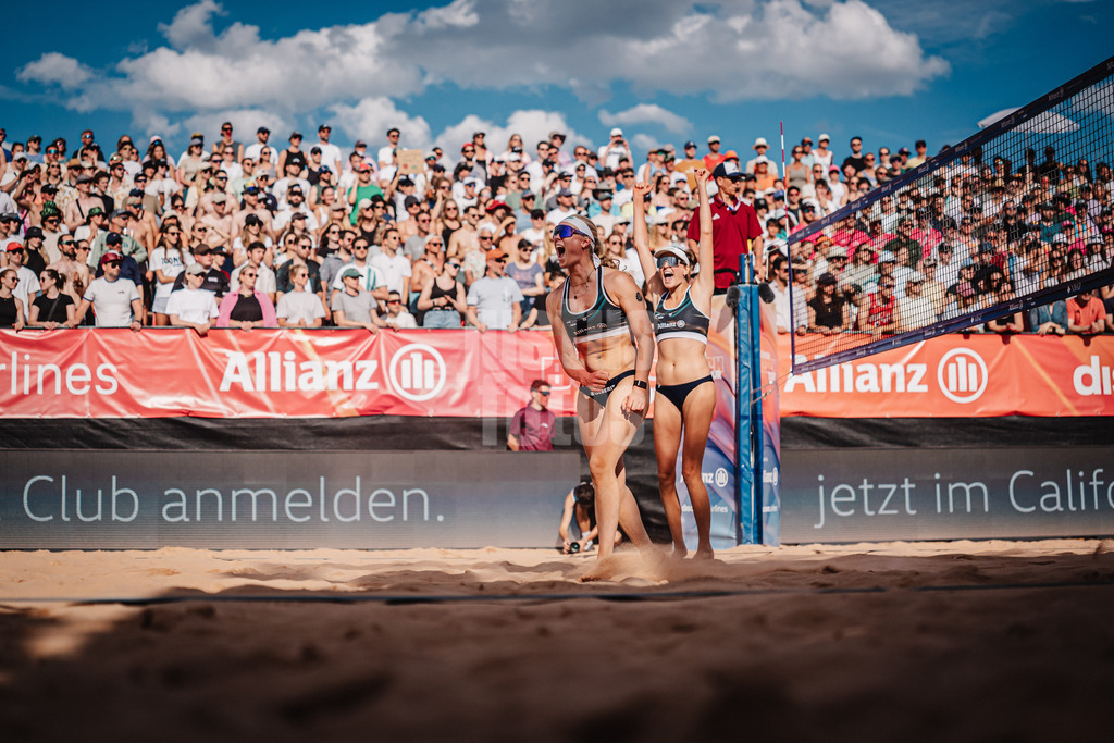 Beachvolleyball | Frauen | Allianz German Beach Tour 2025 | Tourstop München | 12.07.2025 | v.l. Anna Behlen und Sarah Schulz jubeln nach dem Sieg