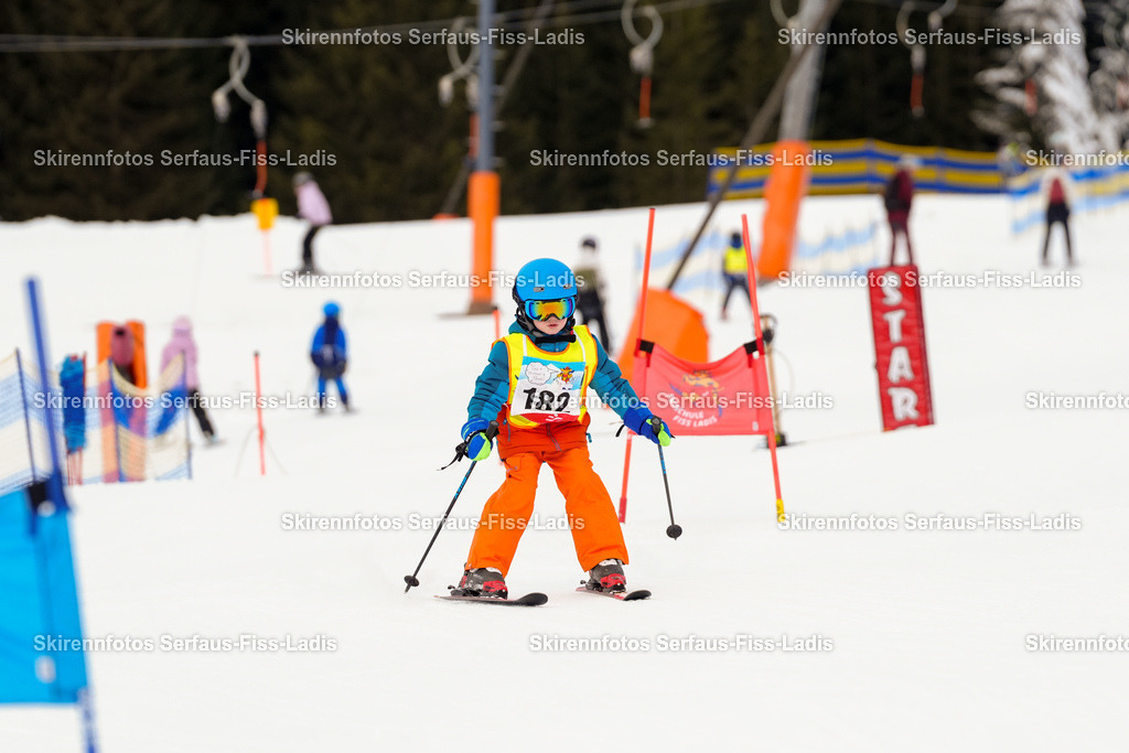 SRF_02.01.2026_0206 | Skirennfotos,Serfaus,Fiss,Ladis,Kinderskirennen,Winter,Tirol,Oberland,skirace,SFL,feelfree,weil wir's genießen,ski,Ski,skifahren,Sonnenplateau, - Realisiert mit Pictrs.com