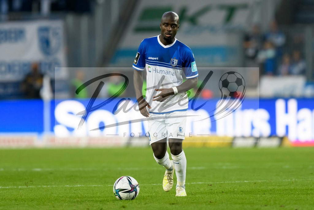 FCMFCK20210904_243 | Fussball, Herren: Amara Conde (1. FC Magdeburg) in Aktion, am Ball, Einzelaktion beim Spiel der 3. Liga zwischen 1. FC Magdeburg und 1. FC Kaiserslautern in der MDCC-Arena am 04.09.2021 in Magdeburg, Deutschland.DFB / DFL REGULATIONS PROHIBIT ANY USE OF PHOTOGRAPHS AS IMAGE SEQUENCES AND/OR QUASI-VIDEO. - Realisiert mit Pictrs.com