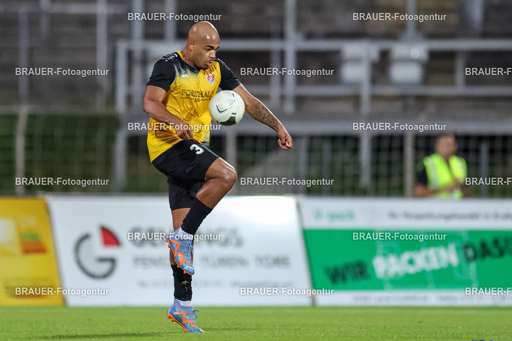 SB_KFCBAU_20250815_5581.JPG -  - KFC Uerdingen - SF Baumberg - Oberliga Niederrhein | Krefeld, Deutschland, 15.08.25: Anthony Oscasindas (KFC Uerdingen) in Aktion, am Ball, Einzelaktion während des Oberliga Niederrhein Spiels zwischen KFC Uerdingen - SF Baumberg in der Grotenburg Stadion am 15. August 2025 in Krefeld, Deutschland. (Foto von Stefan Brauer/Brauer-Fotoagentur)