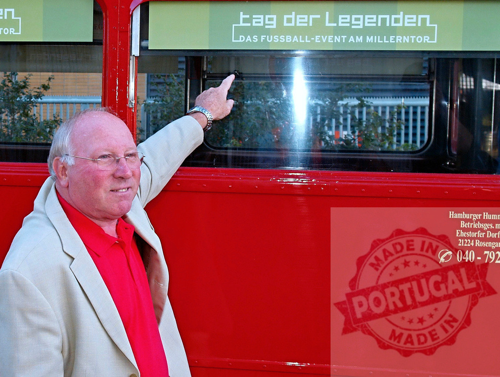 Uwe Seeler pointing at the Tag der Legenden bus in Hamburg | Former german football player Uwe Seeler pointing at the window of a red bus advertising the Tag der Legenden event in Hamburg, Germany - Realized with Pictrs.com