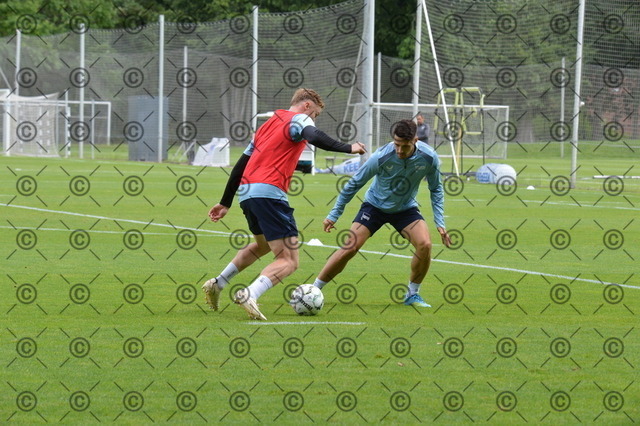 RGE_0188 | Hertha BSC, 2.Bundesliga, Herren, Fußball, Training auf dem Schenckendorffplatz, Dienstag 18.08. 2026, Saison 2026/27,  im Bild von li. Julian Eitschberger ( Hertha BSC ), Josip Brekalo ( Hertha BSC ),  Fotograf: Ralf Gebhardt - Realisiert mit Pictrs.com