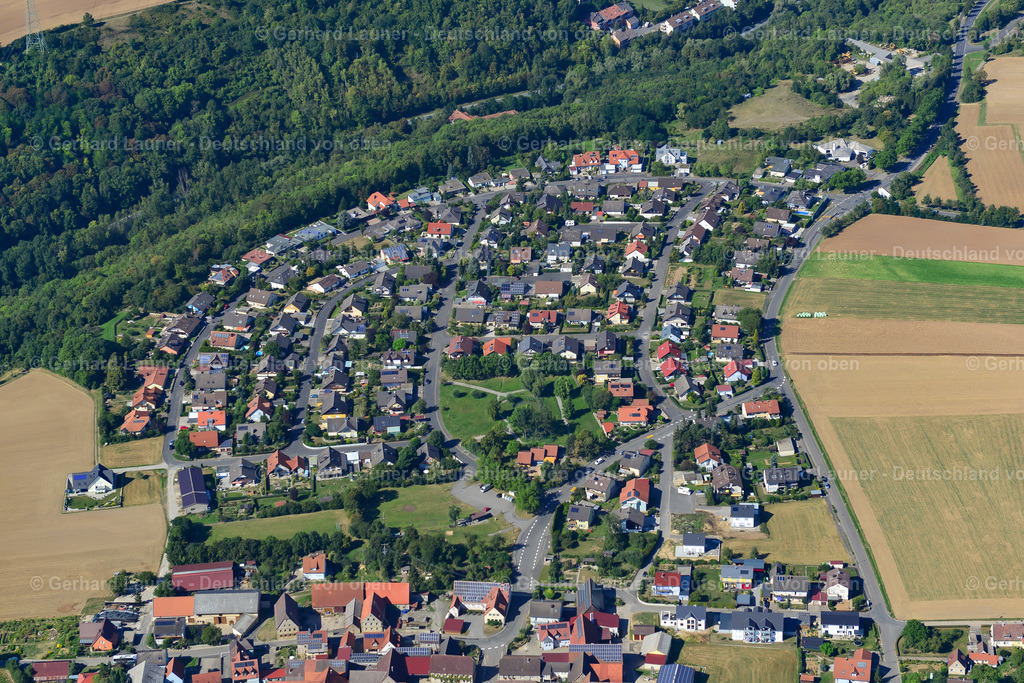 3650380 | HOHESTADT 31.08.2016 Wohngebiet einer Einfamilienhaus- Siedlung am Rande von landwirtschaftlichen Feldern in Hohestadt im Bundesland Bayern, Deutschland // Single-family residential area of settlement on the edge of agricultural fields in Hohestadt in the state Bavaria, Germany Foto: Gerhard Launer