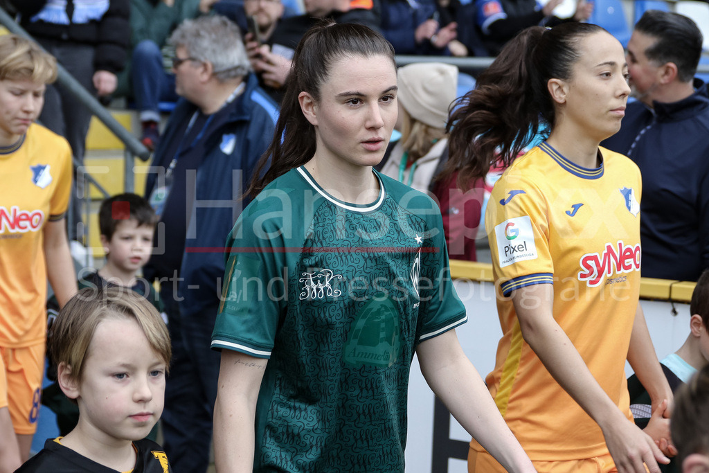 Fussball, Google Pixel Frauen-Bundesliga, TSG 1899 Hoffenheim - SV Werder Bremen | v.li.: Chiara Hahn (SV Werder Bremen, 21) beim Einlaufen, Portrait, Nahaufnahme, Einzelfoto, Einzelbild, DIE DFB-RICHTLINIEN UNTERSAGEN JEGLICHE NUTZUNG VON FOTOS ALS SEQUENZBILDER UND/ODER VIDEOÄHNLICHE FOTOSTRECKEN. DFB REGULATIONS PROHIBIT ANY USE OF PHOTOGRAPHS AS IMAGE SEQUENCES AND/OR QUASI-VIDEO.