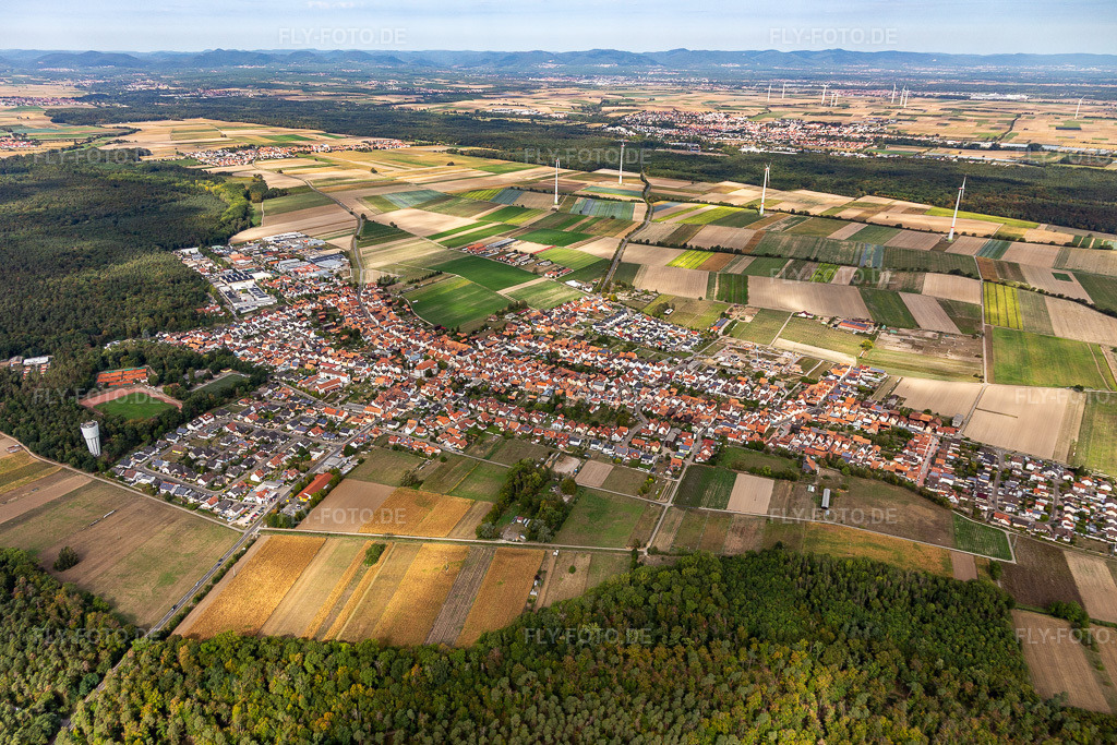 Luftbild: Ortsansicht am Rande von landwirtschaftlichen Feldern und Nutzflächen in Hatzenbühl im Bundesland Rheinland-Pfalz in Deutschland. Foto: IMG_122935.jpg vom 11.09.2020 durch Werner Riehm/FLY-FOTO.de