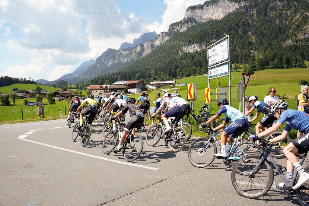 634_20230817_Bewerb_Maenner_Muehlanger | AUT - OESTERREICH, 2023-08-16: SPORT RENNRAD-FAHREN - 55. INTERNATIONALER RADWELTPOKAL IN ST. JOHANN IN TIROL  - Vintage-Radrennen mit WM-Bronze-Medaillen-Siegerin Christina Schweinberger, den Teilnehmer und Alexander Baumann (vom Orginastions-Team) - TAG 2 BEWERB MAENNER IN SECHS GRUPPEN  ; Foto: Roland Muehlanger