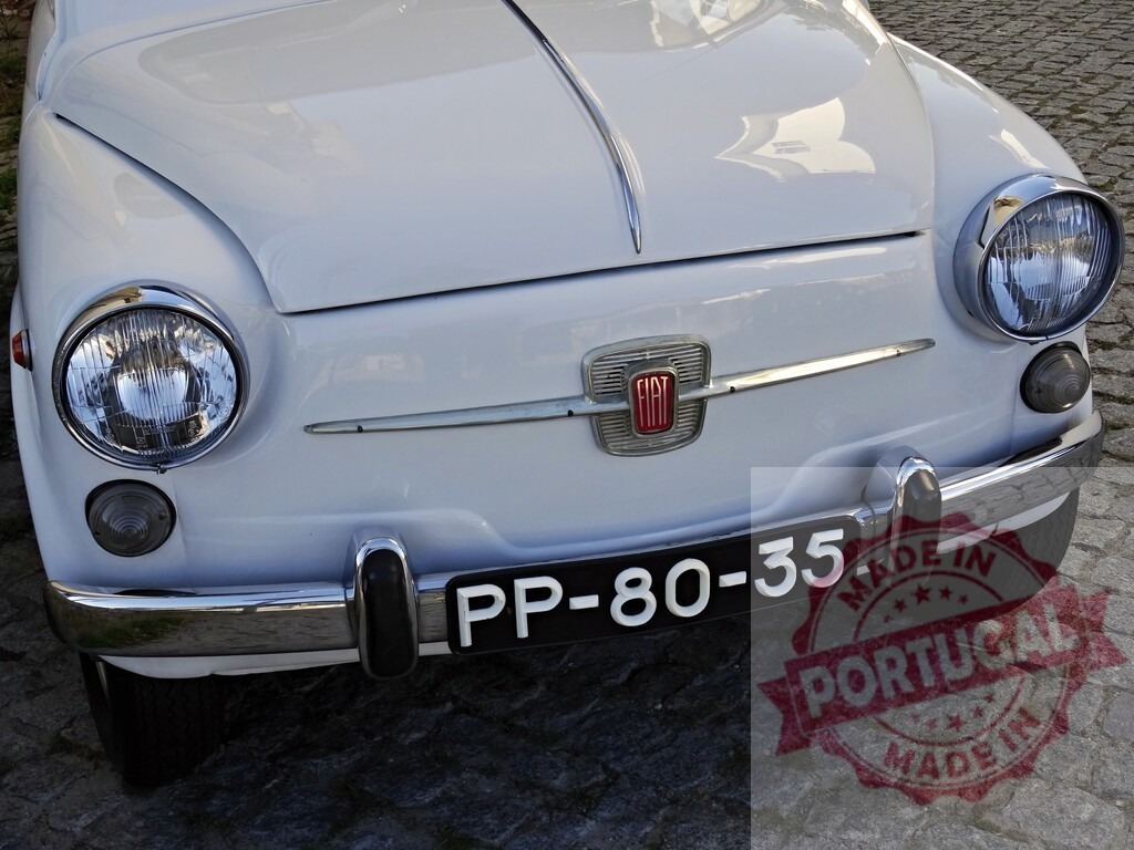 Fiat 600 vintage compact car front details | Front part of a white Fiat 600 classic car on cobblestone - Realisiert mit Pictrs.com