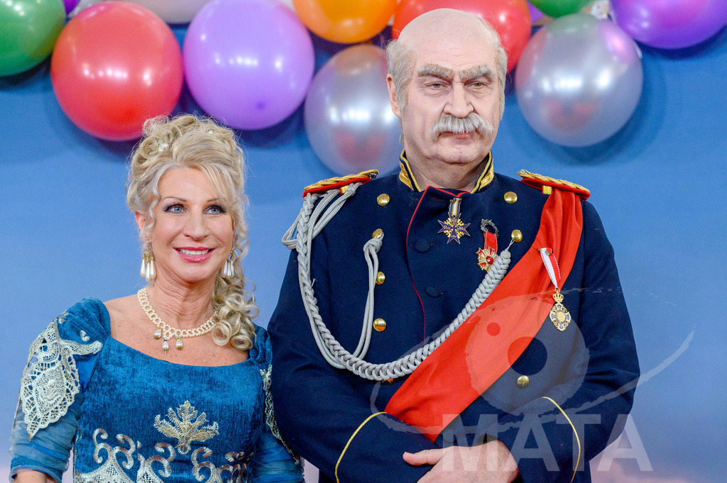 _DWA1643 | Ministerpräsident Markus Söder als Otto von Bismarck mit Frau Karin Baumüller-Söder bei der TV-Sendung Fastnacht in Franken 2024. Veitshöchheim, 02.02.2024 Bayern Deutschland - Realisiert mit Pictrs.com
