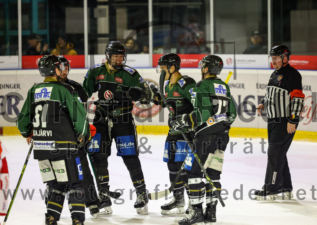 2022-12-02_111_TSV_Erding_gegen_EV_Pegnitz | Erding, Deutschland, 02.12.2022:
Eishockey, Bayernliga 2022 / 2023, 17. Spieltag, TSV Erding gegen EV Pegnitz, Endergebnis: 9:3

Roni Rukajärvi (Erding Gladiators, #61), Simon Franz (Erding Gladiators, #4), Mark Waldhausen (Erding Gladiators, #27), Philipp Michl (Erding Gladiators, #77)

Foto: Christian Riedel / fotografie-riedel.net