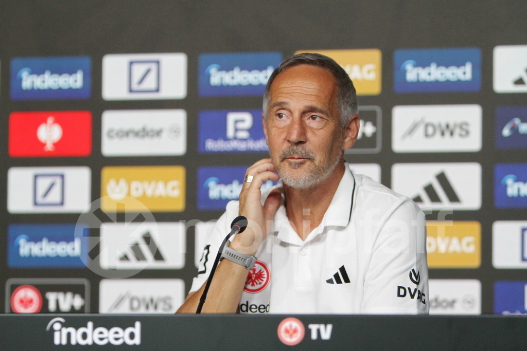 Adi_Hütter_Eintracht Frankfurt_Trainer | Adi_Hütter_Eintracht Frankfurt_Trainer - Realisiert mit Pictrs.com
