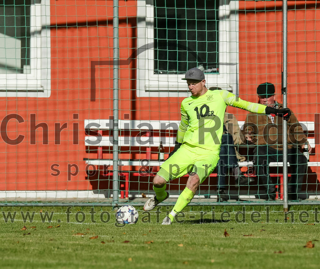 2023-10-22_017_SpVgg_Eichenkofen_gegen_SpVgg_Altenerding_II | Erding, Deutschland, 22.10.2023:
Fußball, A-Klasse 2023 / 2024, 12. Spieltag, SpVgg Eichenkofen gegen SpVgg Altenerding II, Endergebnis: 3:1

Torwart Dennis Just (SpVgg Eichenkofen, #1)

Foto: Christian Riedel / fotografie-riedel.net