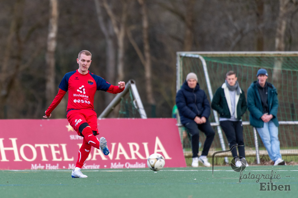 GVO Oldenburg-VFL Germania Leer | Herren Bezirks-Testspiel; GVO Oldenburg (rot)-VFL Germania Leer (blau) am 02.03.2025 in Oldenburger (Sportpark Osternburg); Photo: Philip Eiben 2025 - Realisiert mit Pictrs.com