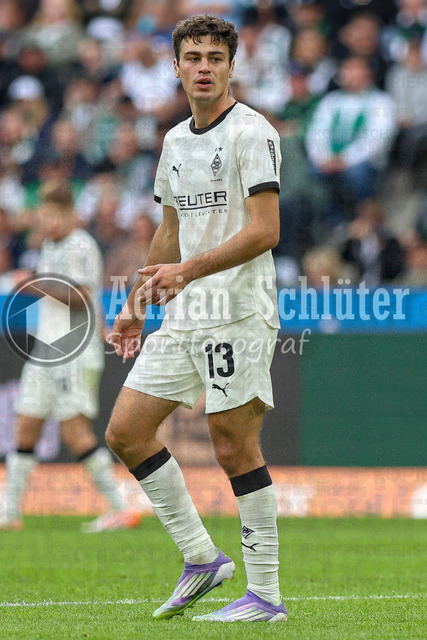 Borussia Mönchengladbach vs SV Werder Bremen - Bundesliga  | Mönchengladbach, Deutschland, 14.09.25:   Giovanni Alejandro Reyna (Borussia Mönchengladbach) schaut waehrend des Spiels der Bundesliga zwischen Borussia Mönchengladbach vs SV Werder Bremen im Stadion im Borussia Park(Foto von Brauer-Fotoagentur / Adrian Schlueter)