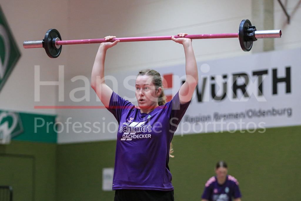 Handball, 2. Bundesliga Frauen, Training SV Werder Bremen | v.li.: Wioleta Pajak (Torhüterin, Torwart, SV Werder Bremen, 32) bei einer Übung, Trainingsübung