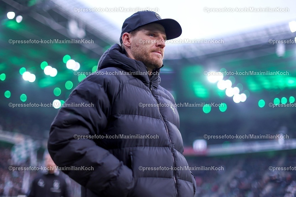 BMG13122501013 | 13.12.2025, Fußball, Borussia Mönchengladbach - VfL Wolfsburg, 1. Fußball Bundesliga, 14.Spieltag, Borussia-Park, Saison 2025 2026: Cheftrainer Eugen Polanski (Borussia Mönchengladbach)  DFB regulations prohibit any use of photographs as image sequences and or quasi-video.
