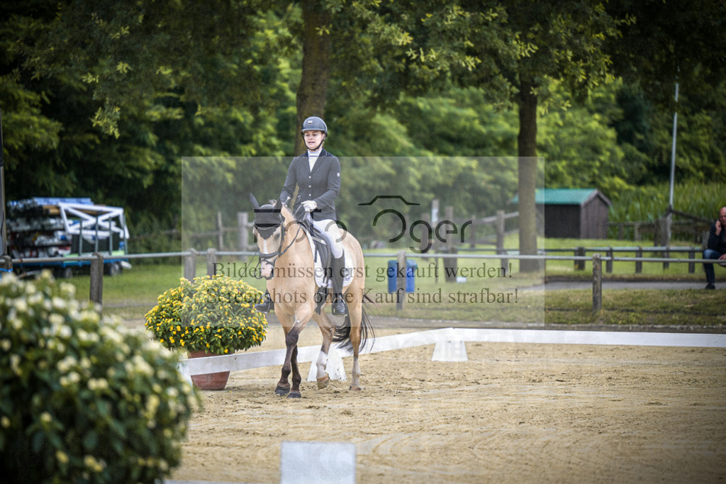 DOS_5546 | Entdecke hochwertige Reitturnierfotos von Foto Oger. Professionell, emotional und authentisch – jetzt Lieblingsmomente im Shop bestellen.Deutschlandweite Turnierfotografie. - Realisiert mit Pictrs.com
