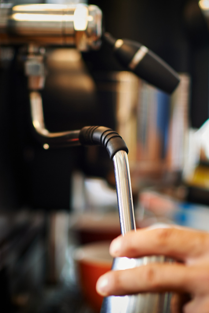 Cafebrennerei Franze | Wien, Austria - July 24, 2019: Cafebrennerei Franze am Kutschkermarkt; Milchschäumer im Einsatz. - Realisiert mit Pictrs.com