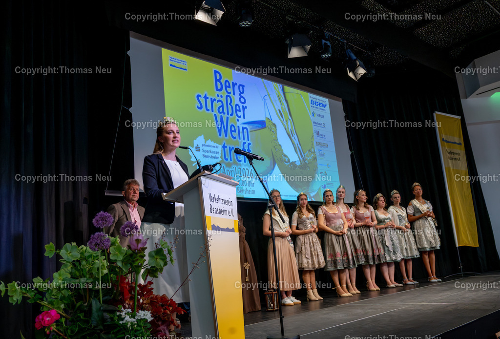 Bergstraesser-weintreff-Bensheim-Fotografie-Thomas-Neu_3 | Im Bensheimer Bürgerhaus fand im Rahmen des Weinfrühlings 2026 der Bergsträßer Weintreff statt, eröffnet von der Gebietsweinkönigin Chiara Fischer (Bild). 