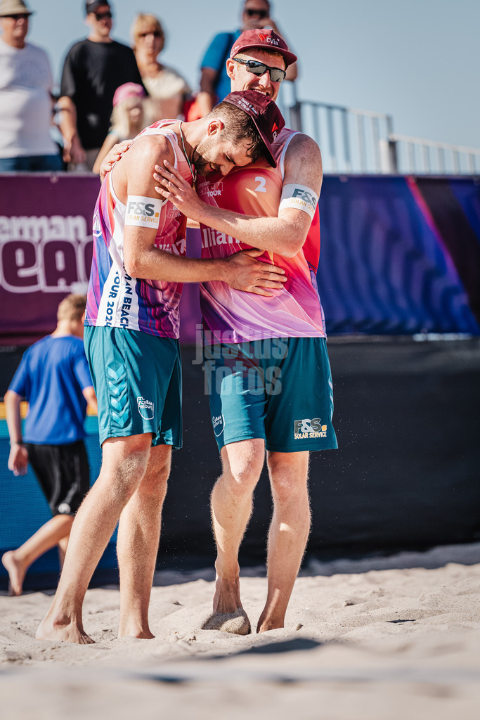 Beachvolleyball | Männer  | Allianz German Beach Tour 2024 | Tourstop Kühlungsborn | 10.08.2024 | v.l. Manuel Harms und Yannick Harms nach dem Sieg umarmend