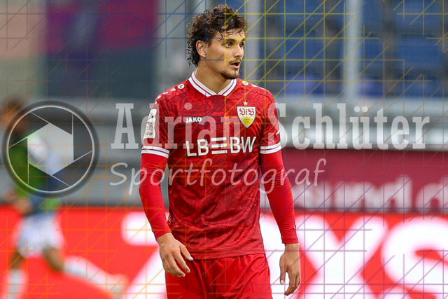 MSV Duisburg vs VfB Stuttgart II - 3. Liga | Duisburg, Deutschland, 02.08.25:   Leny Romo Meyer (VfB Stuttgart II) schaut waehrend des Spiels der 3. Liga MSV Duisburg vs VfB Stuttgart II in der schauinsland-reisen-arena(Foto von Brauer-Fotoagentur / Adrian Schlueter)