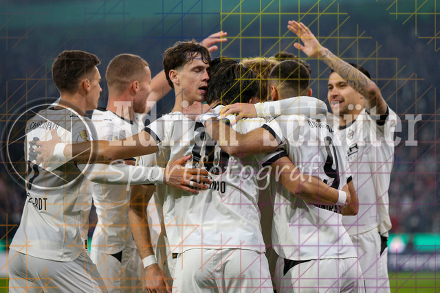 Borussia Mönchengladbach vs Karlsruher SC - DFB-Pokal 2. Runde | Mönchengladbach, Deutschland, 28.10.25:   Shuto Machino (Borussia Mönchengladbach) Torjubel, jubelt mit seiner Mannschaft nach dem Treffer zum 1:0 waehrend des Spiels der DFB-Pokal 2. Runde zwischen Borussia Mönchengladbach vs Karlsruher SC im Stadion im Borussia Park(Foto von Brauer-Fotoagentur / Adrian Schlueter)