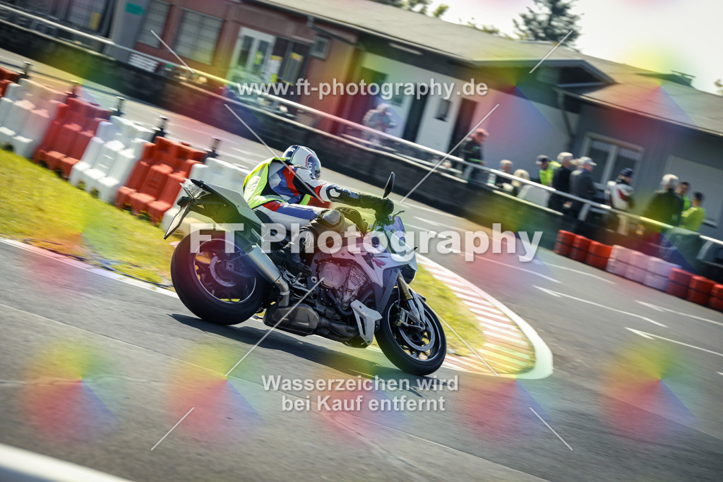 OBK_Mai_Martina_Markus-10275 | Hier findet Ihr Bilder von Touristenfahrten auf der Nürburgring Nordschleife oder von anderen Veranstaltungen die ich besucht habe. Viel Spass beim Durch Schauen 