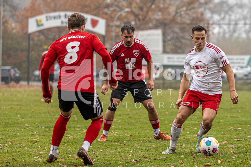 Suhlendorf - Kunter_ Pablo (in der Mitte Raphael Giannis) vs Römstedt II 091125 dlP | immodelaporte-sportfotos - Realisiert mit Pictrs.com