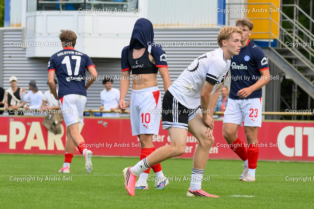 Holstein Kiel II vs 1. FC Phönix Lübeck II | Kjell Knaak (Holstein #10) enttäuscht nach vergebener Ausgleichschance / Fußball-Oberliga Männer 2026/2027 / Holstein Kiel II vs 1. FC Phönix Lübeck II / Citti Fussball Park - Projensdorf / Kiel / 08.08.26 - Realisiert mit Pictrs.com