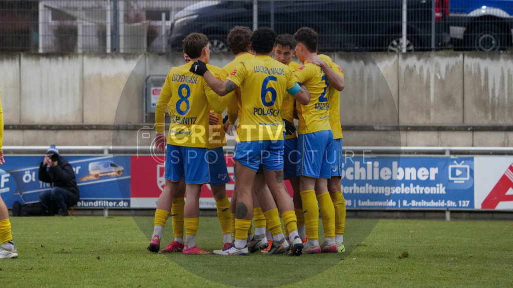 Fußball, Herren, Saison 2025/2026, Regionalliga Nordost, 18. Spieltag, FSV 63 Luckenwalde vs. FC Rot-Weiß Erfurt, Samstag 06.12.2025, Werner-Seelenbinder-Stadion Luckenwalde, | Fußball, Herren, Saison 2025/2026, Regionalliga Nordost, 18. Spieltag, FSV 63 Luckenwalde vs. FC Rot-Weiß Erfurt, Samstag 06.12.2025, Werner-Seelenbinder-Stadion Luckenwalde, Im Bild: Jubel beim FSV 63 Luckenwalde nach dem Ausgleichstreffer. - Realisiert mit Pictrs.com