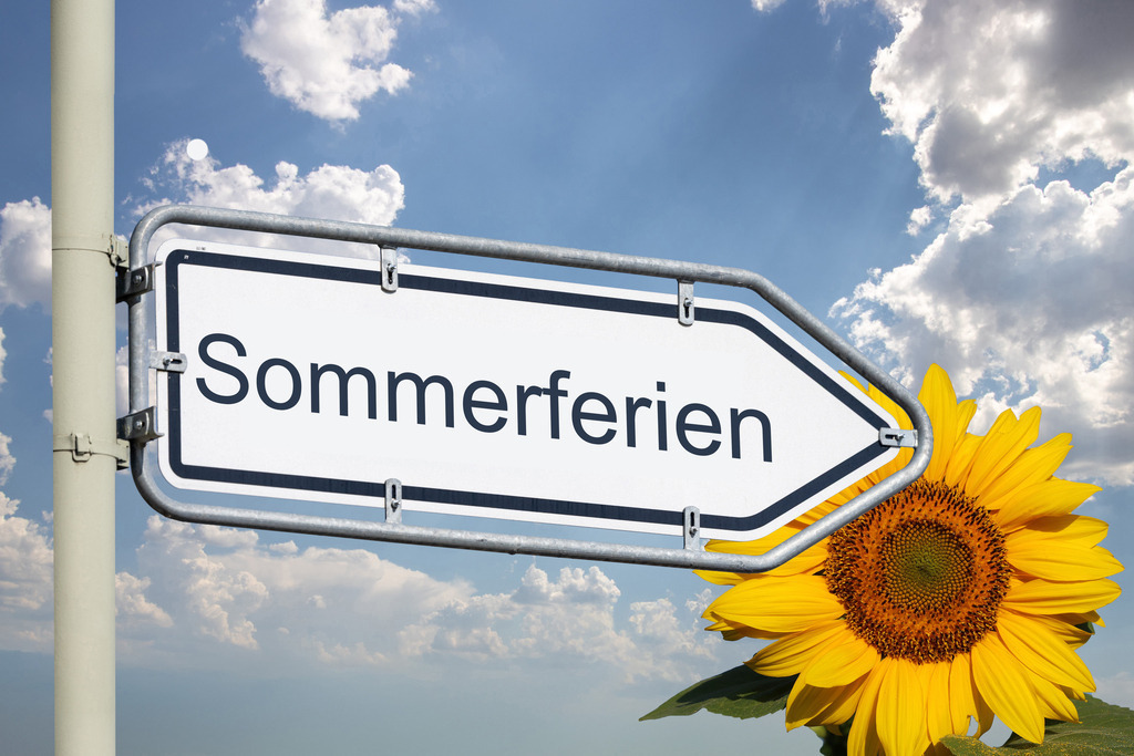 Sommerferien Schule 2026 | (Fotomontage) Richtungspfeil mit Text SOMMERFERIEN vor blauem Himmel und Sonnenblume am rechten Bildrand - Realisiert mit Pictrs.com