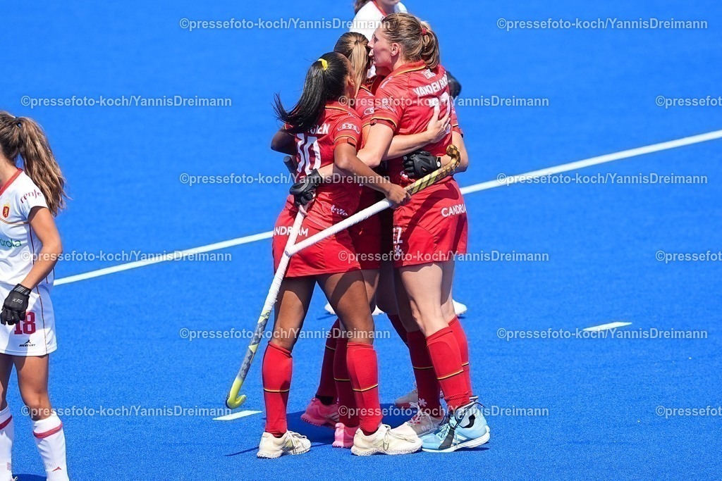 xydrx10082502046 | 10.08.2025, xydrx, Frauen EuroHockey Championship 2025, Gruppenphase, Gruppe B, Belgien - Spanien, Sparkassenpark Mönchengladbach: Torjubel nach dem Tor zum 2:2 für die Belgische Feldhockey Nationalmannschaft durch Torschütze Stephanie Vanden Borre (BEL #22) zusammen mit Ambre Ballenghien (BEL #30)