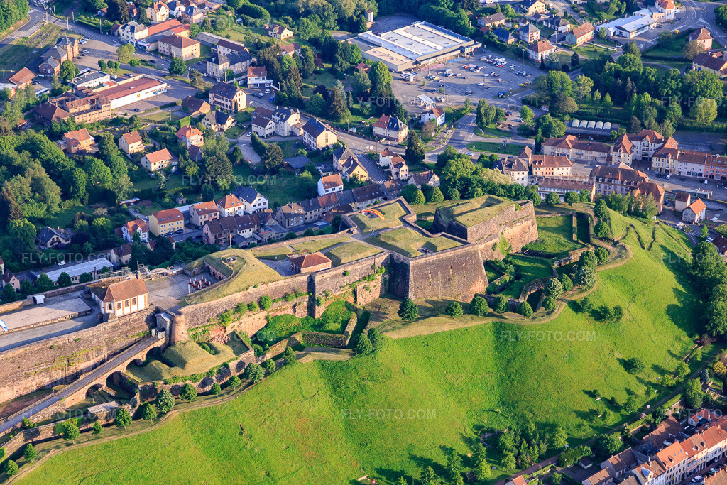 Aerial view: Citadelle de Bitche and Jardin pour la Paix from the north in Bitche in the state Moselle, France. – Photo: IMG_107235.jpg taken on 05/18/2018 by Werner Riehm/FLY-FOTO.com – Resolution of the original: 5472 x 3648 px – Citadelle de Bitche