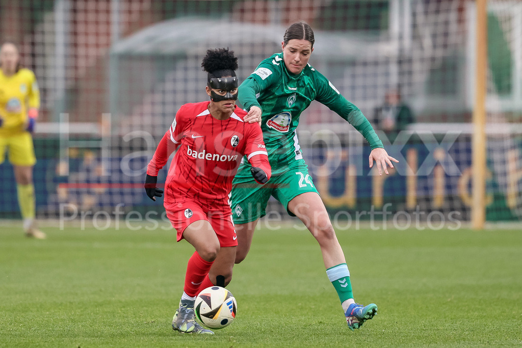 Fussball, Google Pixel Frauen-Bundesliga, SV Werder Bremen - SC Freiburg | v.li.: Shekiera Martinez (SC Freiburg, 9) und Lara Schmidt (SV Werder Bremen, 24) im Zweikampf, Duell, Dynamik, Aktion, Action, Spielszene, DIE DFB-RICHTLINIEN UNTERSAGEN JEGLICHE NUTZUNG VON FOTOS ALS SEQUENZBILDER UND/ODER VIDEOÄHNLICHE FOTOSTRECKEN. DFB REGULATIONS PROHIBIT ANY USE OF PHOTOGRAPHS AS IMAGE SEQUENCES AND/OR QUASI-VIDEO.