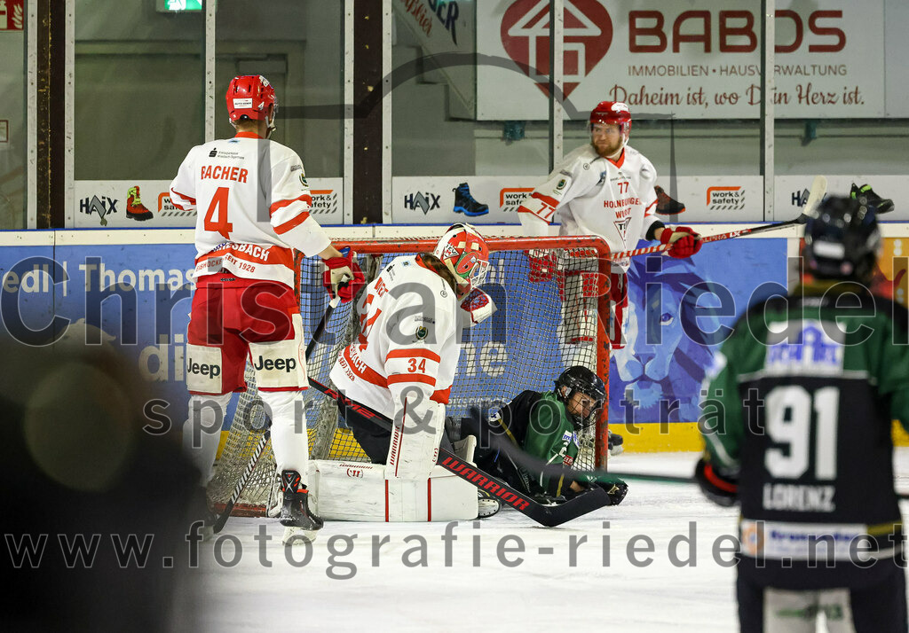2023-03-19_019_TSV_Erding_gegen_TEV_Miesbach | Erding, Deutschland, 19.03.2023:
Eishockey, Bayernliga Playoffs 2022 / 2023, Halbfinale, TSV Erding gegen TEV Miesbach, Endergebnis: 

Johannes Bacher (TEV Miesbach, #4), Timon Ewert (TEV Miesbach, #34), Erik Modlmayr (Erding Gladiators, #21), Benedikt Pölt (TEV Miesbach, #77)

Foto: Christian Riedel / fotografie-riedel.net