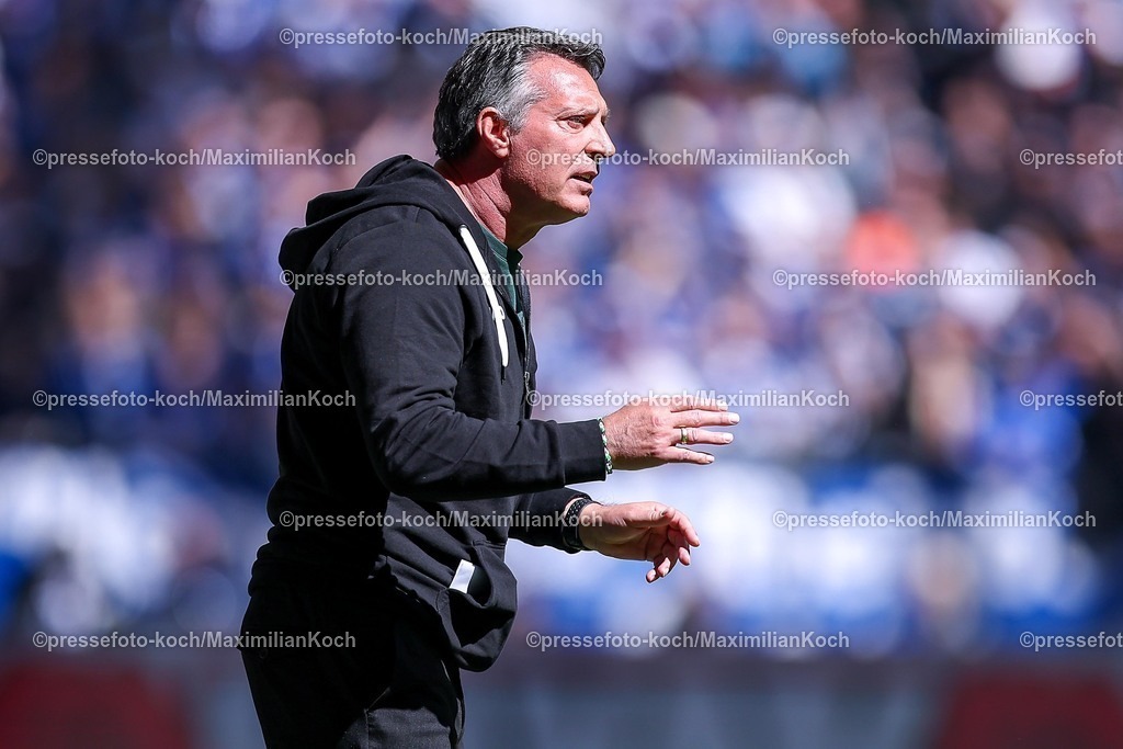 S0419042601005 | 19.04.2026, Fußball, FC Schalke 04 - SC Preußen Münster, 30. Spieltag, 2. Fußball Bundesliga, Veltins-Arena Gelsenkirchen, Saison 2025 2026: Cheftrainer Alois Schwartz (Preussen Muenster) gestikulierend am Spielfeldrand   DFB regulations prohibit any use of photographs as image sequences and or quasi-video.