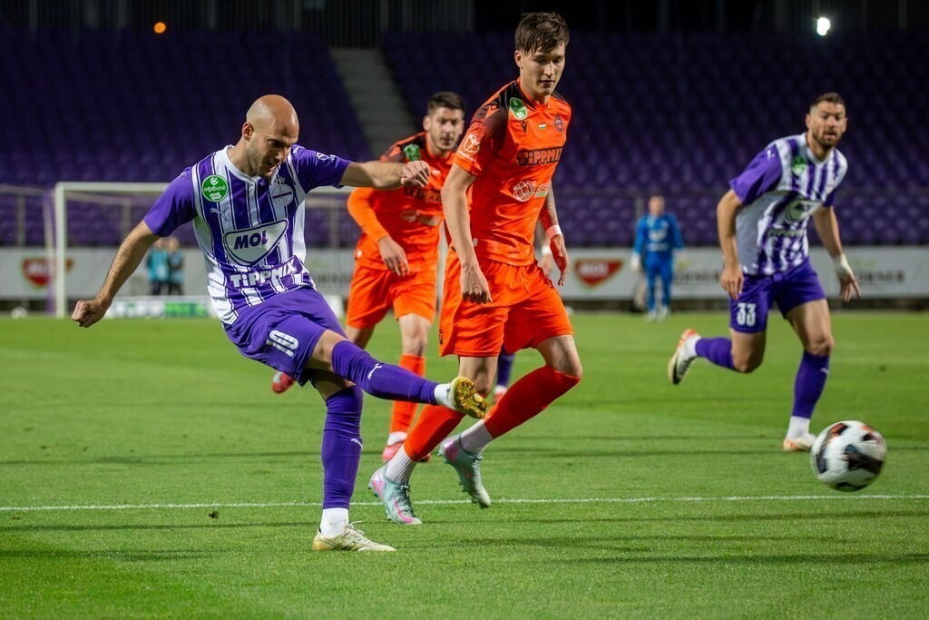 Fußball NB I. (Ungarn) Saison 2024/25, 32. Spieltag: Újpest FC gegen Nyíregyháza Spartacus***Gefährlicher Torschuss von Mátyás Tajti (10, Újpest)  | Fußball NB I. (Ungarn) Saison 2024/25, 32. Spieltag: Újpest FC gegen Nyíregyháza Spartacus***Gefährlicher Torschuss von Mátyás Tajti (10, Újpest)  - Realisiert mit Pictrs.com