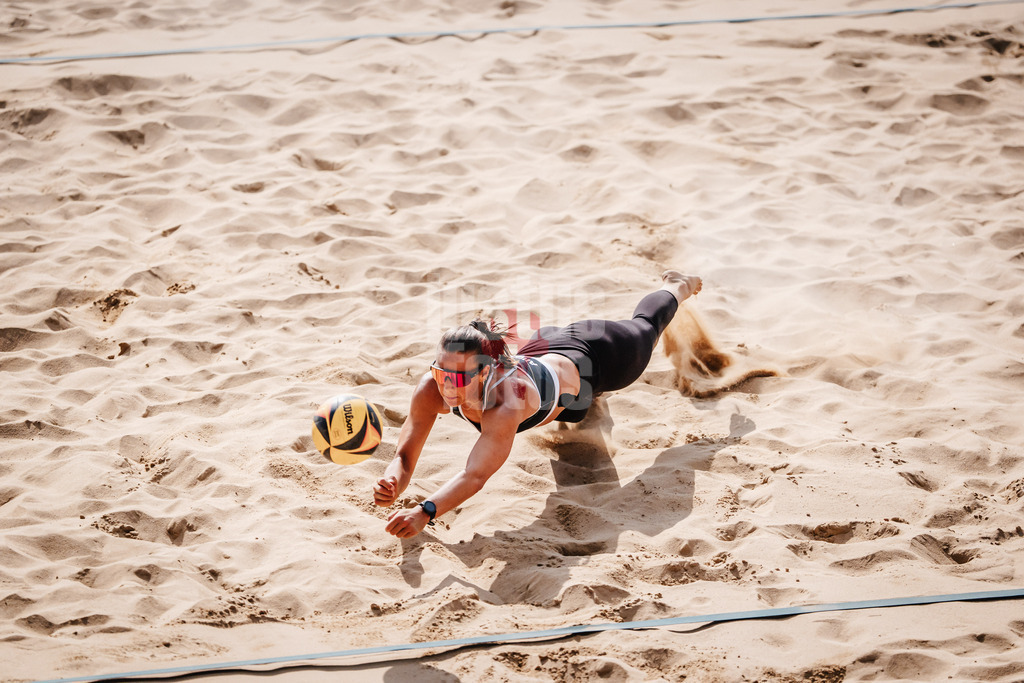 Beachvolleyball | Frauen | Allianz German Beach Tour 2025 | Tourstop Düsseldorf | 16.05.2025 | Leonie Klinke springt zum Ball