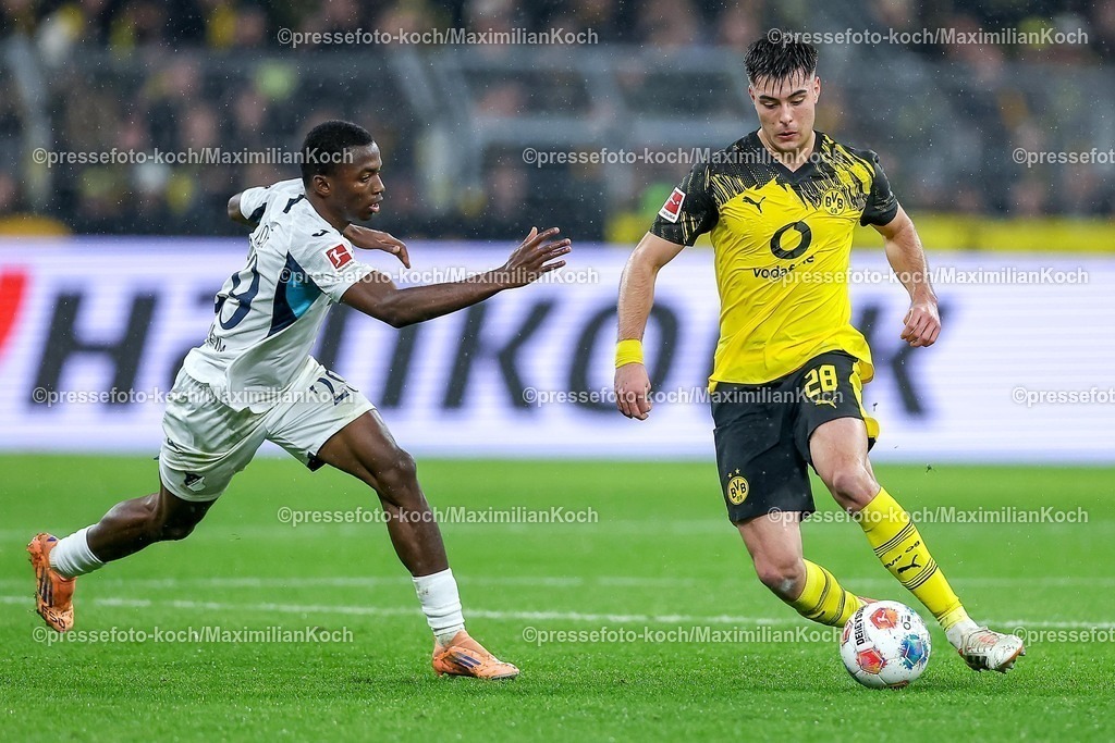 BVB07122501041 | 07.12.2025, Fußball, Borussia Dortmund - TSG 1899 Hoffenheimt, 1. Fußball Bundesliga, 13. Spieltag, Signal Iduna Park, Saison 2025 2026: Bazoumana Touré&nbsp;(TSG Hoffenheim #29) im Zweikampf gegen  Aaron Anselmino&nbsp;(BVB #28)  DFB regulations prohibit any use of photographs as image sequences and or quasi-video.