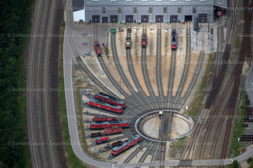 3803085 | NüRNBERG 21.08.2021 Gleisanlagen und Schienenstrecken am Rundschuppen ( auch Lokschuppen, Lokhalle oder Triebfahrzeughalle ) des Bahn- Betriebswerkes im Ortsteil Rangierbahnhof in Nürnberg im Bundesland Bayern, Deutschland. Weiterführende Informationen bei: DB Netz AG,  Deutsche Bahn AG. // Trackage and rail routes on the roundhouse - locomotive hall of the railway operations work in the district Rangierbahnhof in Nuremberg in the state Bavaria, Germany. Further information at: DB Netz AG,  Deutsche Bahn AG. Foto: Gerhard Launer