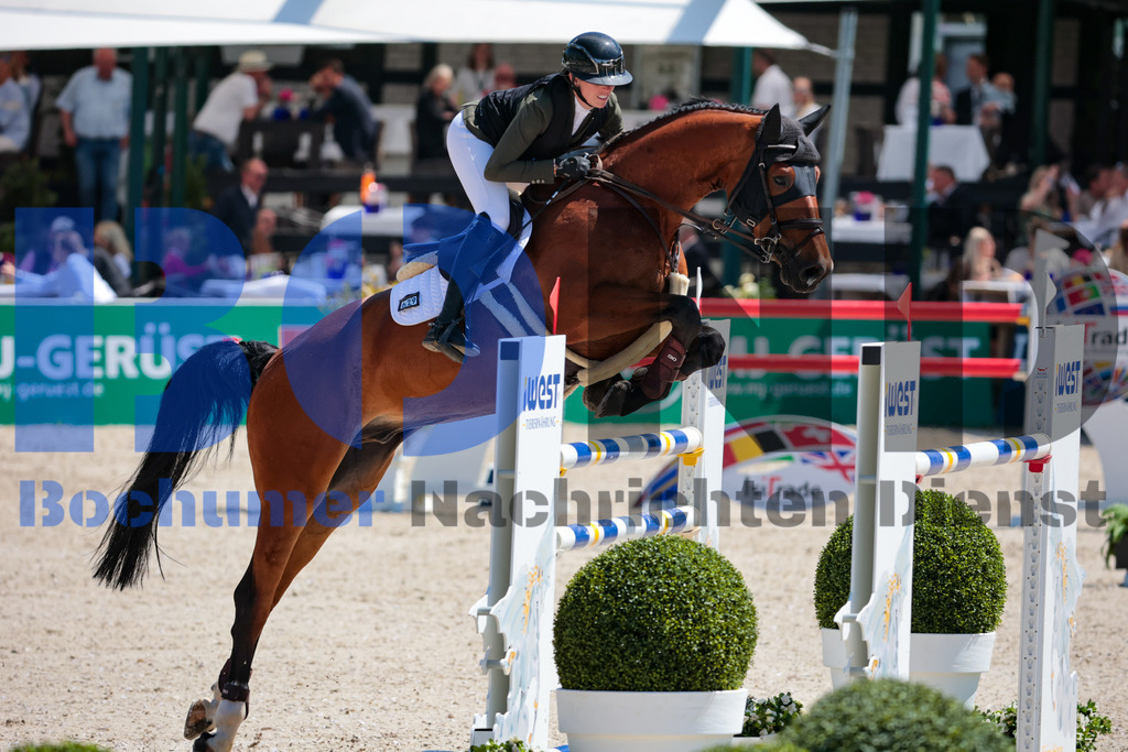 Longines Balve Optimum - Springen Samstag {date} -  | {headline}(Foto: Sebastian Sendlak / BOND) - Realisiert mit Pictrs.com