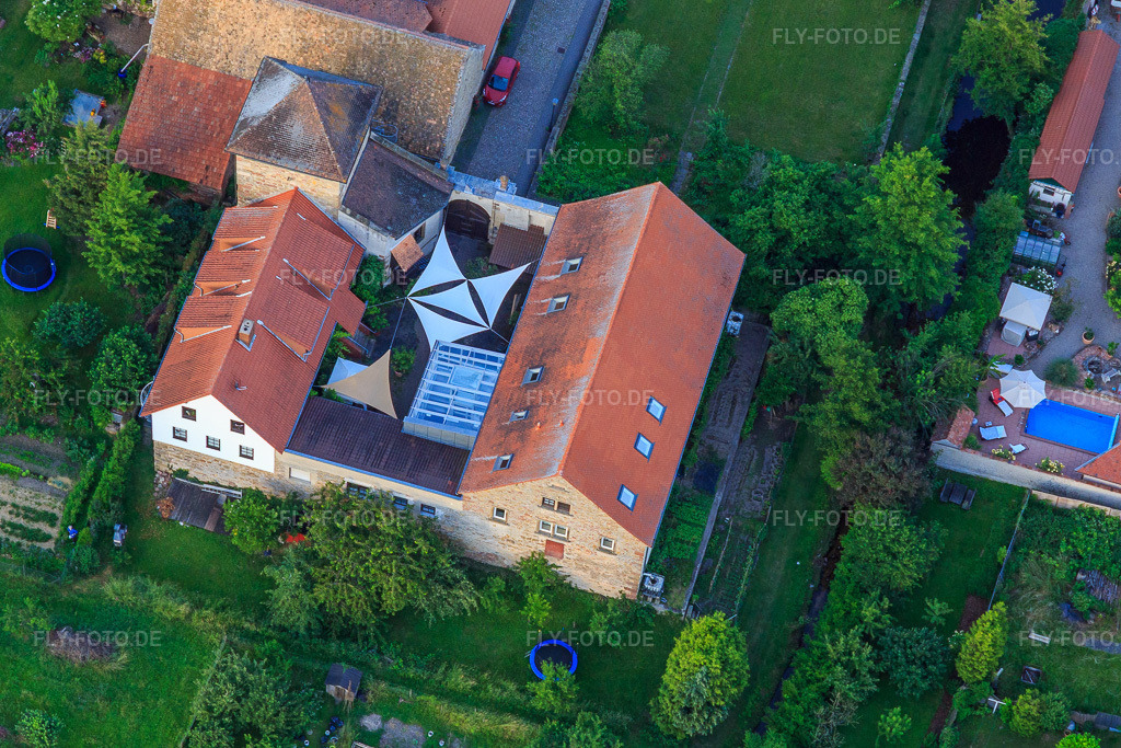 Luftbild: Burg Friedelsheim mit Mennonitengemeinde Friedelsheim K.d.ö.R. in Friedelsheim im Bundesland Rheinland-Pfalz in Deutschland. – Foto: IMG_107734.jpg vom 03.06.2018 durch Werner Riehm/FLY-FOTO.de – Auflösung des Originals: 4721 x 3147 px – Mennonitengemeinde Friedelsheim
