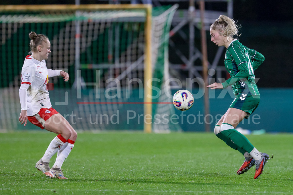 Fussball, Google Pixel Frauen-Bundesliga, SV Werder Bremen - RB Leipzig | v.li.: Victoria Krug (RB Leipzig, 20) und Sharon Beck (SV Werder Bremen, 27) im Zweikampf, Duell, Dynamik, Aktion, Action, Spielszene, DIE DFB-RICHTLINIEN UNTERSAGEN JEGLICHE NUTZUNG VON FOTOS ALS SEQUENZBILDER UND/ODER VIDEOÄHNLICHE FOTOSTRECKEN. DFB REGULATIONS PROHIBIT ANY USE OF PHOTOGRAPHS AS IMAGE SEQUENCES AND/OR QUASI-VIDEO.