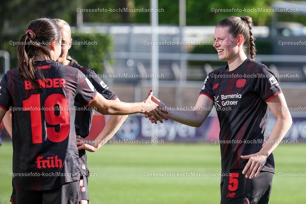 xsscx26042601050 | 26.04.2026, xsscx, Frauen Fussball, Bayer 04 Leverkusen - SC Freiburg, 1. Fussball Bundesliga, 23. Spieltag, Ulrich-Haberland-Stadion, Saison 2025 2026: Die Mannschaft von Bayer 04 Leverkusen mit Loreen Bender (Bayer Leverkusen #19) und Claudia Wenger (Bayer Leverkusen #05) feiern ihren Sieg gegen den SC Freiburg mit den Fans DFB regulations prohibit any use of photographs as image sequences and or quasi-video. Photo: xSandraxScherningxPressefotoKochx