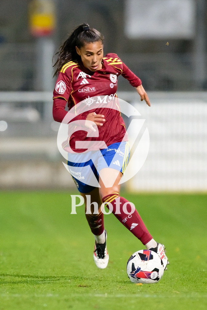 DZ9_5101_c | Switzerland: AXA Womens Super League 2025/26, Servette FC Chenois Feminin vs FC Aarau Frauen - Stade des Trois-Chene, Chene-Bourge: Daina Bourma (3 Servette FC Chenois Feminin) controls the ball (action) 