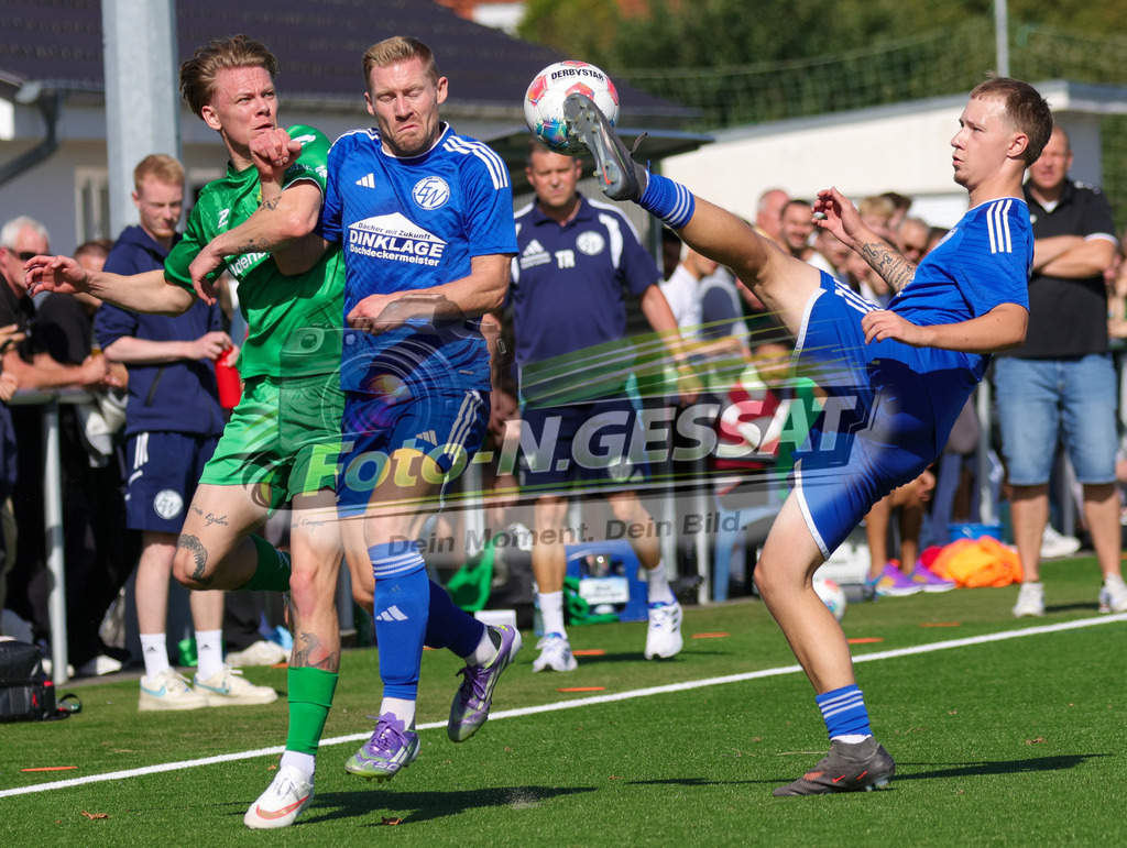 SC Enger - SV Enger-Westerenger | Auf dem Bild zu sehen: grün SC Enger: Flemming Morten Heidbrink ; blau SV Enger-Westerenger v.l.: Christian Sarwatka, Finn Günther   SC Enger, SV Enger-Westerenger, Saison 26/27, Kreisliga A, Enger, Deutschland - Realisiert mit Pictrs.com
